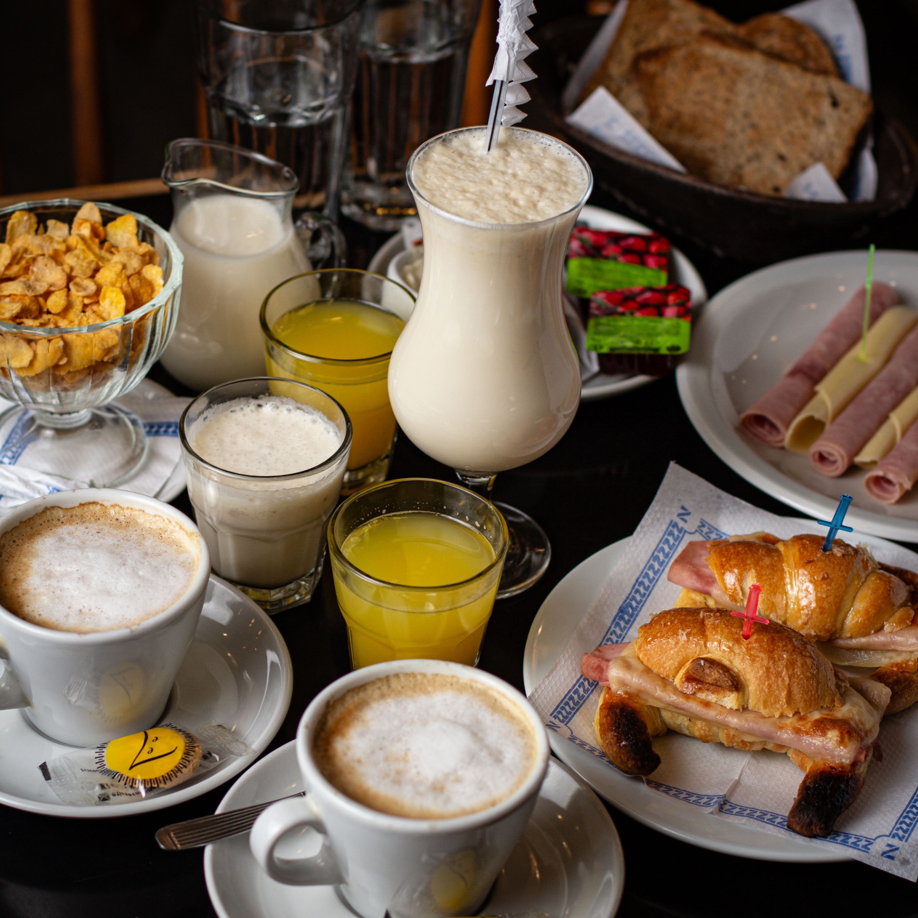 Desayuno tradicional con café, medialunas, jugos y panes en La Oriental